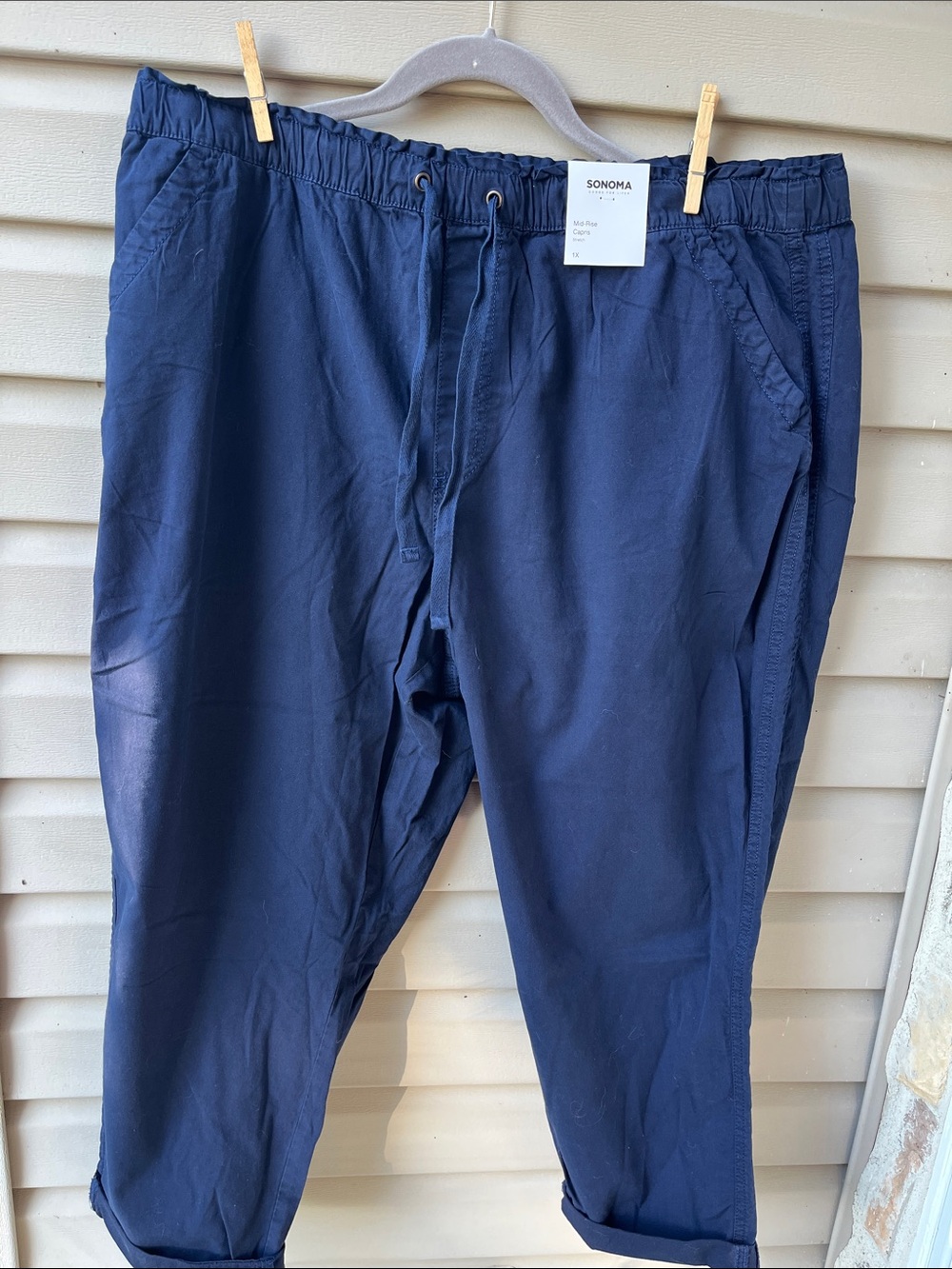 Sonoma women’s mid rise capris navy